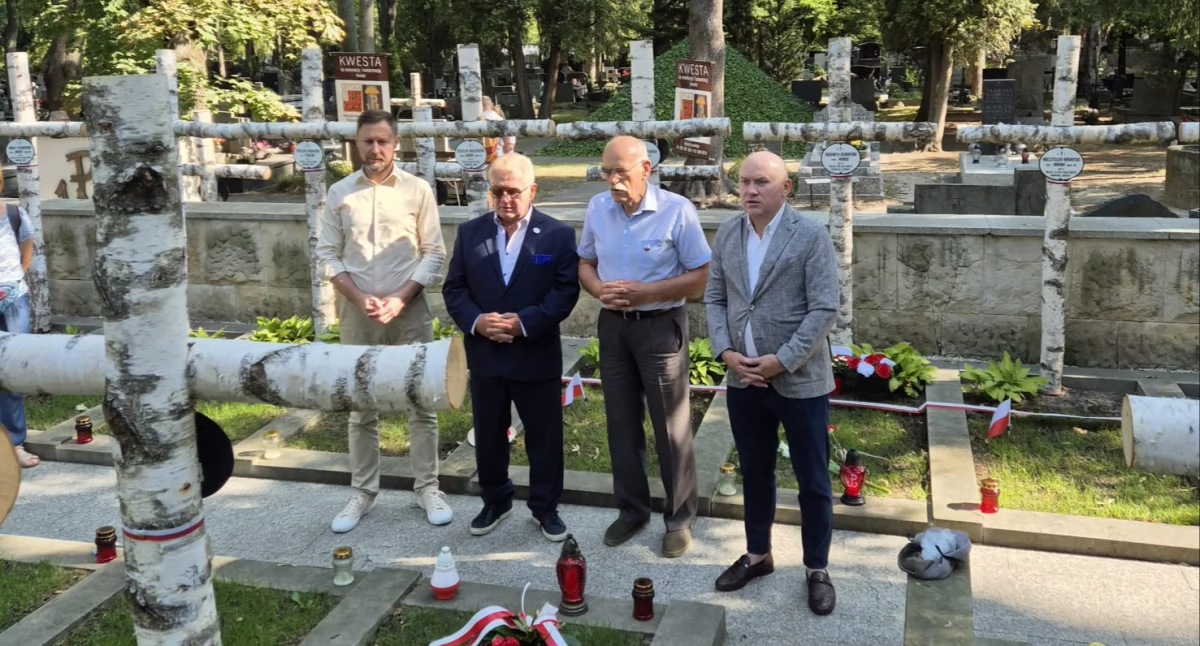 News, Rocznica wybuchu Powstania Warszawskiego Zarząd składa kwiaty Powązkach - zdjęcie, fotografia